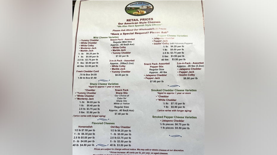 تعرض قائمة أسعار البيع بالتجزئة لشركة Clover Hill Dairy العديد من أصناف الجبن التي تبيعها شركة الألبان في ماريلاند. قام مسؤولو الصحة بالولاية بتوسيع نطاق مشورة المستهلك لجميع منتجات الجبن التي تصنعها شركة Clover Hill Dairy بسبب احتمال تلوثها بالليستيريا.