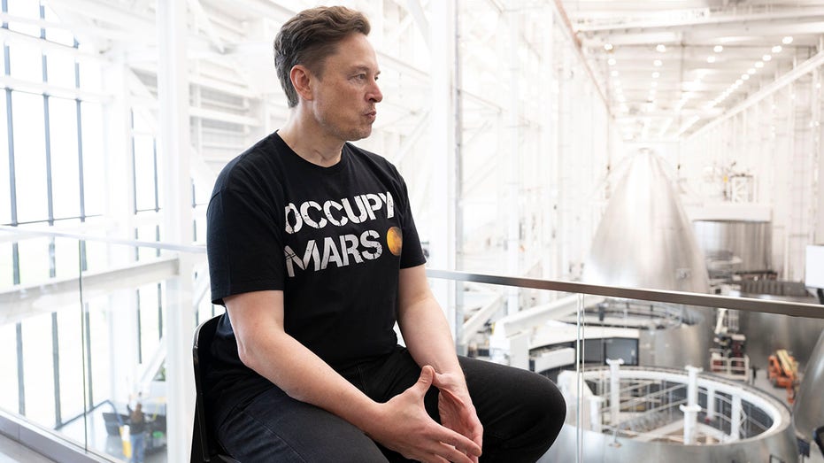 تم تصوير إيلون موسك في Space X في براونزفيل، تكساس