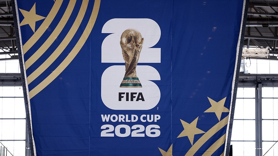 عرض تفصيلي لعلامة كأس العالم 2026 FIFA داخل استاد دالاس