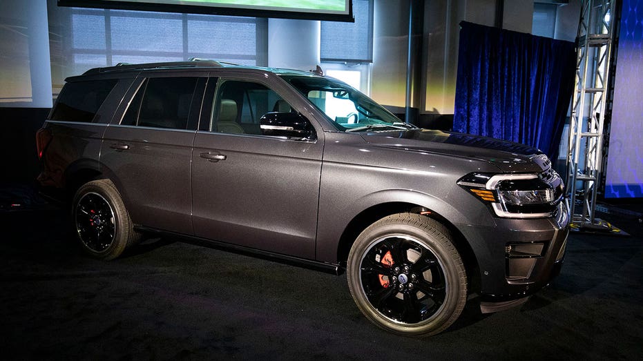 بونتياك، ميشيغن - 21 سبتمبر: تم الكشف عن سيارة الدفع الرباعي Ford Expedition كاملة الحجم لعام 2022 لوسائل الإعلام خلال ظهورها لأول مرة في معرض Motor Bella للسيارات 2021 في 21 سبتمبر 2021 في بونتياك، ميشيغان. يستمر المعرض الخارجي في الفترة من 21 سبتمبر إلى 26 سبتمبر، ويضم أكثر من 350 سيارة وشاحنة ومركبة متعددة الاستخدامات معروضة، وفرص الركوب مع سائقين محترفين على مضمار سباق ساخن، واختبار القيادة، وتنشيط المسار على الطرق الوعرة، وعروض التكنولوجيا الفريدة. (تصوير بيل بوليانو / غيتي إيماجز)