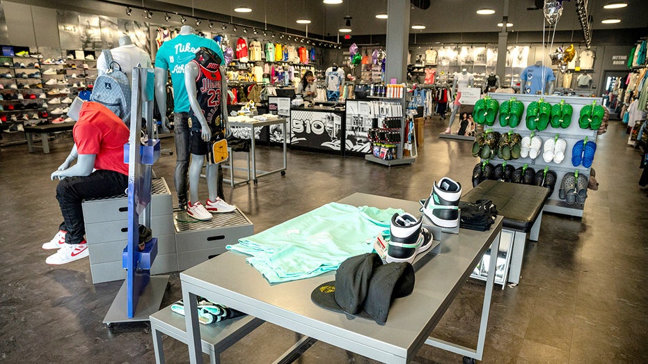 الجزء الداخلي لموقع HIbbett Sports