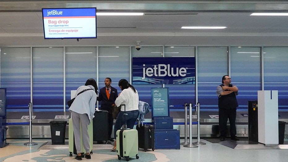 يقوم الأشخاص بفحص حقائبهم في مكتب شركة JetBlue Airlines في مطار فورت لودرديل هوليوود الدولي