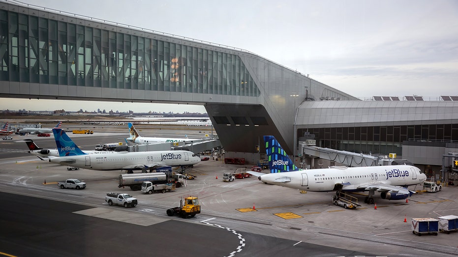 طائرات JetBlue في مطار لاغوارديا (LGA)
