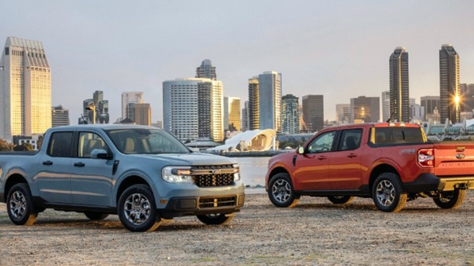 2022 فورد مافريك هايبرد XLT و2L-EcoBoost AWD Lariat. مركبة ما قبل الإنتاج مع المعدات الاختيارية المعروضة. متاح خريف 2021.