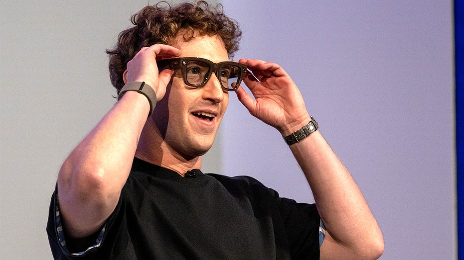 يرتدي مارك زوكربيرج نظارات Meta Ray-Ban AI الذكية أثناء العرض.