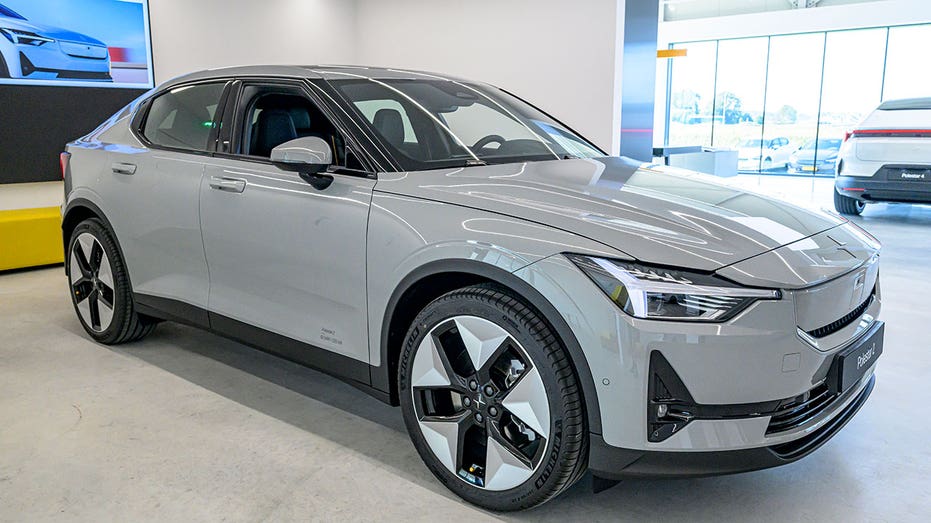 زوول، هولندا - 20 سبتمبر: سيارة Polestar 2 الكهربائية الكاملة ذات 5 أبواب معروضة في وكالة Polestar Space الجديدة في 20 سبتمبر 2024 في زوول، هولندا. Polestar هي شركة تصنيع سيارات كهربائية مملوكة لشركة فولفو للسيارات. (تصوير سيورد فان دير وال / غيتي إيماجز)