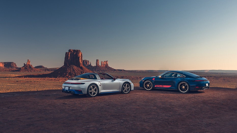 يتم عرض سيارة بورش 911 Targa 4 GTS المستوحاة من جيسي وبورش 911 كاريرا تي المستوحاة من الخشب في بيئة صحراوية.