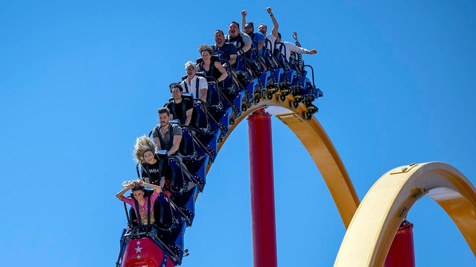 رواد Six Flags على السفينة الدوارة