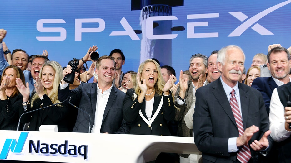 المديرون التنفيذيون لشركة SpaceX يقرعون جرس الافتتاح في بورصة ناسداك.