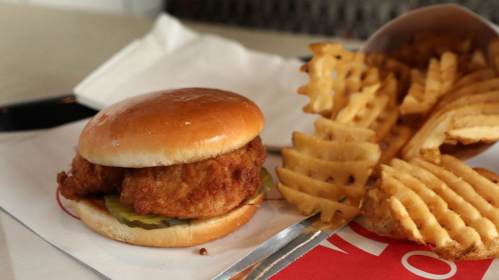 كشف أحد الآباء كيف تتناول أسرته المكونة من 5 أفراد مطعم Chick-fil-A بأقل من 45 دولارًا