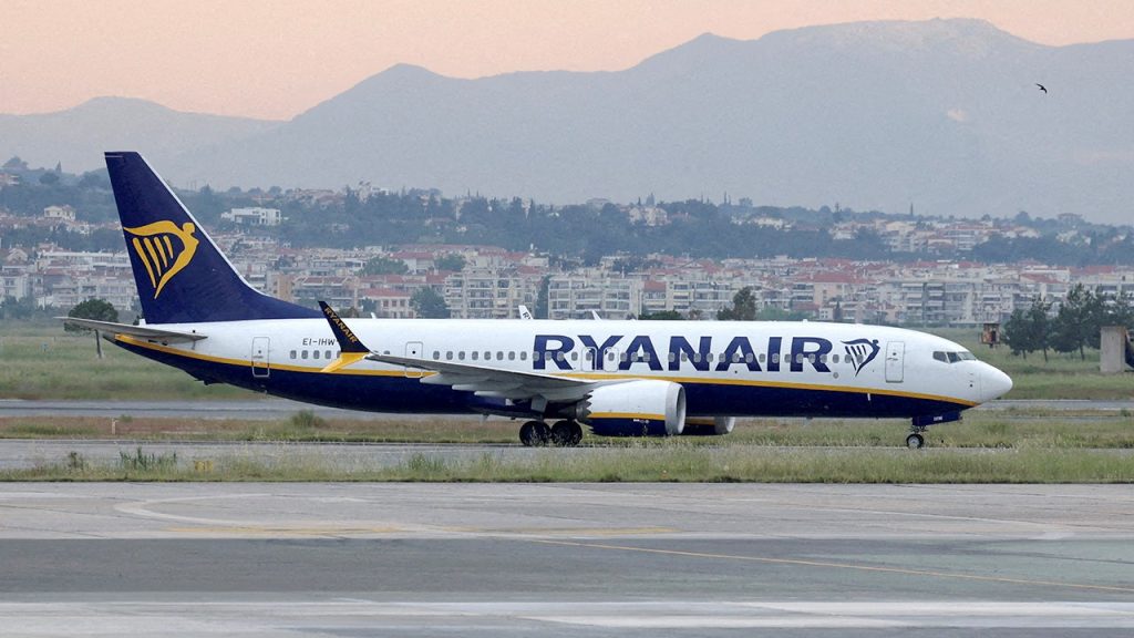 تم امتصاص راكب من شركة Ryanair جزئيًا من النافذة المكسورة بعد إقلاعها من اليونان