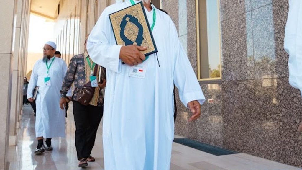 ضيوف الدفعة الأولى من برنامج خادم الحرمين الشريفين يزورون مجمع الملك فهد لطباعة المصحف الشريف بالمدينة المنورة