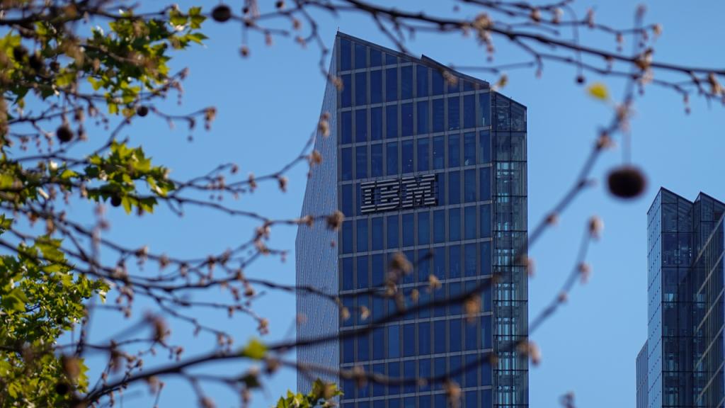 ترسل شركة IBM “موجة الصدمة” عبر صناعة التكنولوجيا مع تحذير الذكاء الاصطناعي