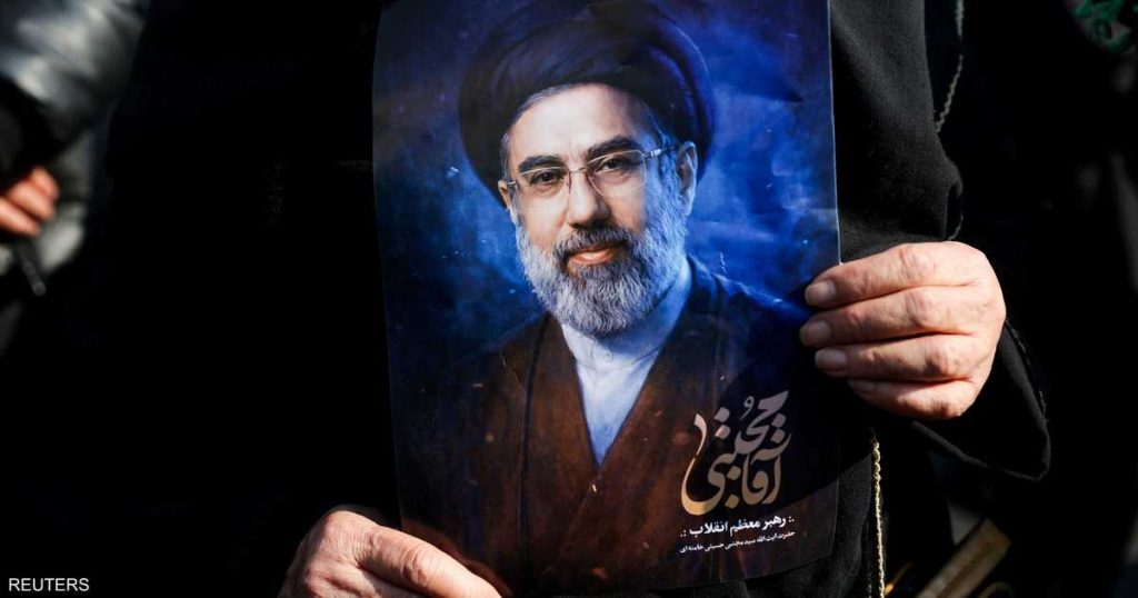 مجتبى خامنئي: “توقيع الرئيس الأميركي بلا قيمة ولاغٍ”