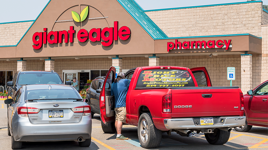 يروج ترامب لتخفيضات أسعار Giant Eagle على أكثر من 300 منتج خلال عيد العمال