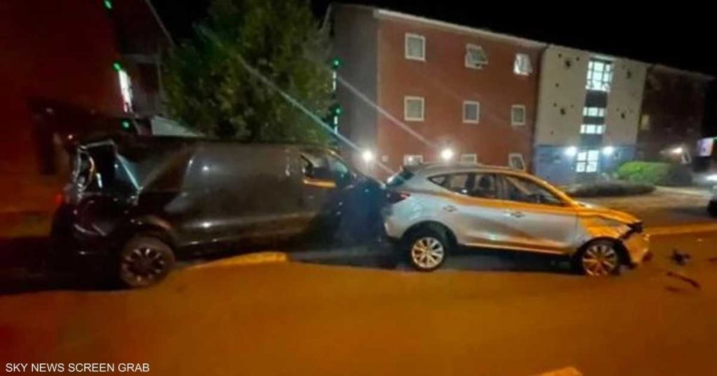مدرعة وسيارات محطمة.. فيديو لليلة جنونية داخل ثكنة بريطانية