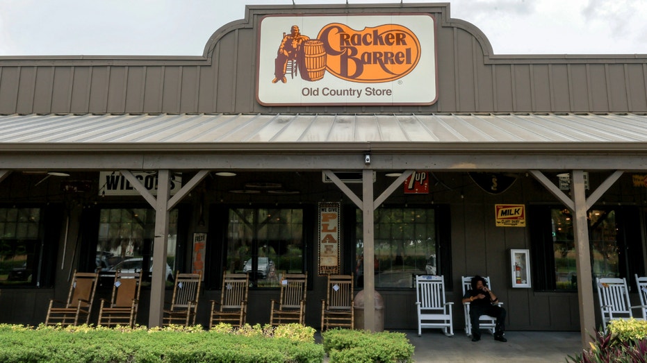 متجر Cracker Barrel بالشعار القديم.