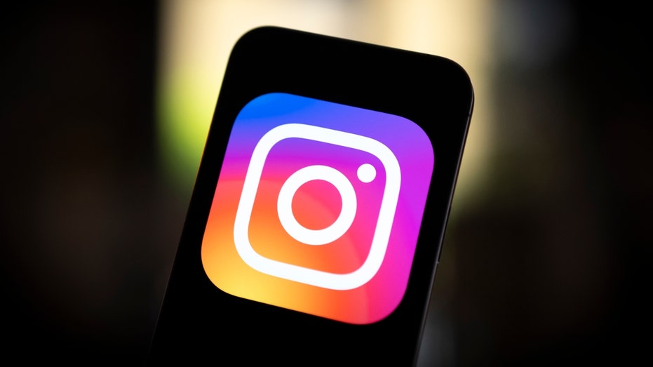 يظهر شعار Instagram على جهاز محمول