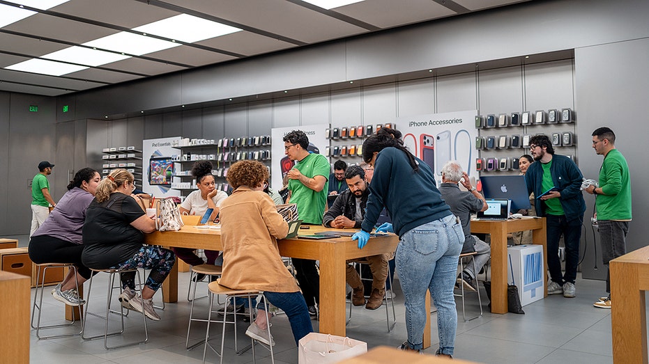 يتم مساعدة العملاء في متجر Apple