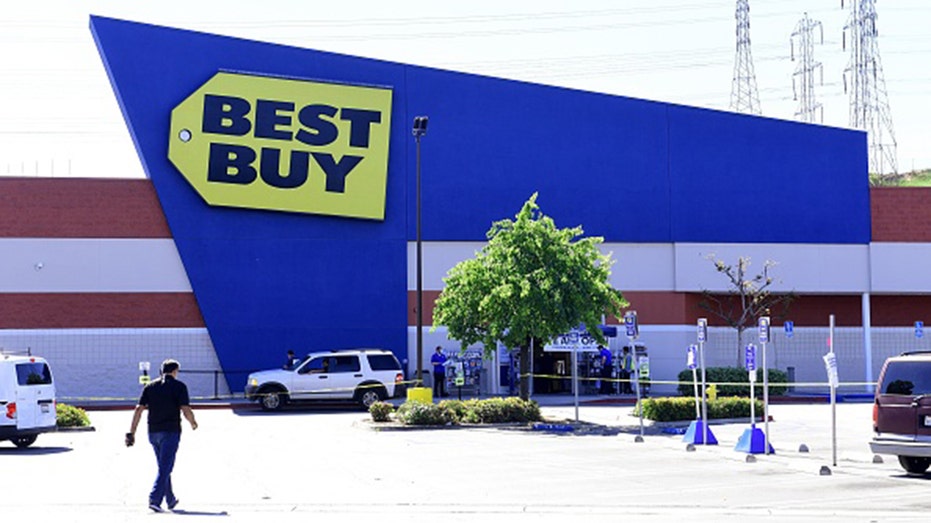 موقف سيارات شبه فارغ أمام متجر Best Buy في مونتيبيلو، كاليفورنيا في 15 أبريل 2020 حيث يظل متجر الإلكترونيات على مستوى البلاد مغلقًا أمام العملاء ولكنه مفتوح لسيارات النقل الصغيرة. – قالت شركة Best Buy إنها ستمنح إجازة لحوالي 51000 موظف مع انتهاء زيادة المبيعات المرتبطة بفيروس كورونا.