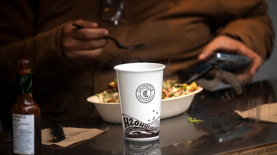 عميل يتناول العشاء داخل مطعم Chipotle