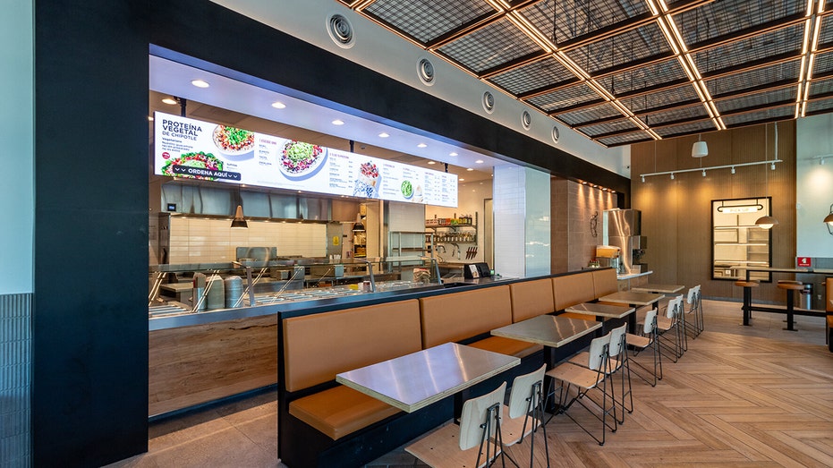 افتتحت Chipotle Mexican Grill أول مطعم لها في المكسيك هذا الشهر كجزء من استراتيجية النمو الدولية لسلسلة المطاعم السريعة.