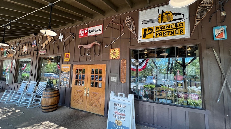 المظهر الخارجي لـ Cracker Barrel بعد الشعار وإعادة تسمية العلامة التجارية.