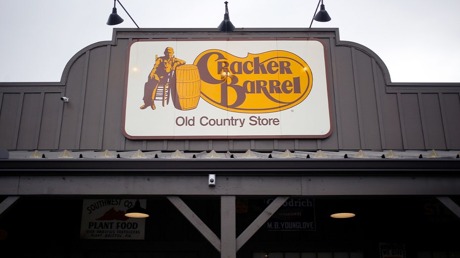 لافتة خارجية لمطعم ومتجر هدايا Cracker Barrel مقابل سماء صافية.