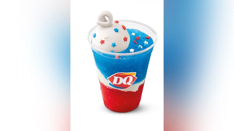 تقدم Dairy Queen لعبة Stars & Stripes Misty Slush Float مقابل 2.50 دولار في الفترة من 29 يونيو حتى 5 يوليو.