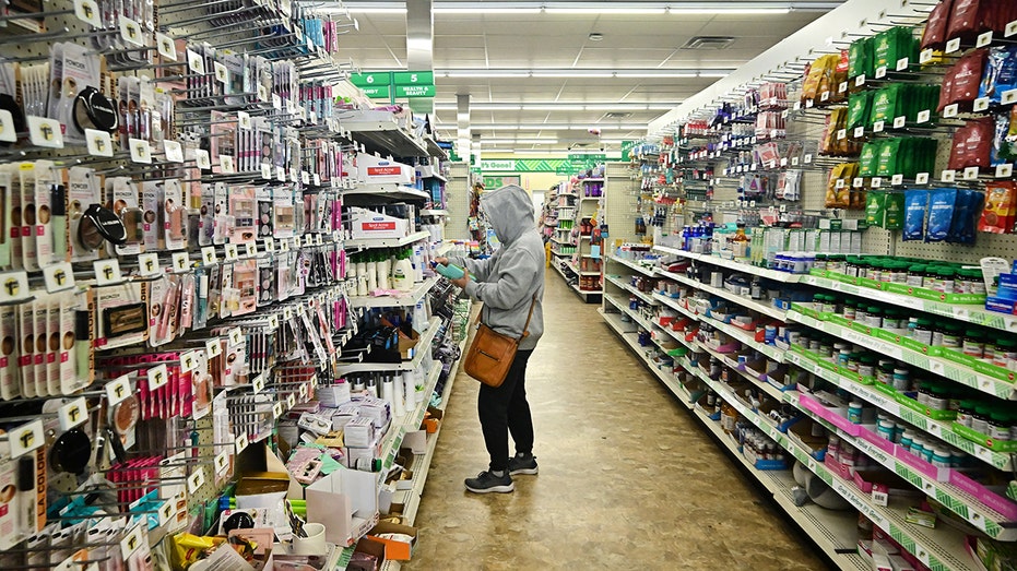 امرأة تتسوق لشراء سلع في متجر Dollar Tree