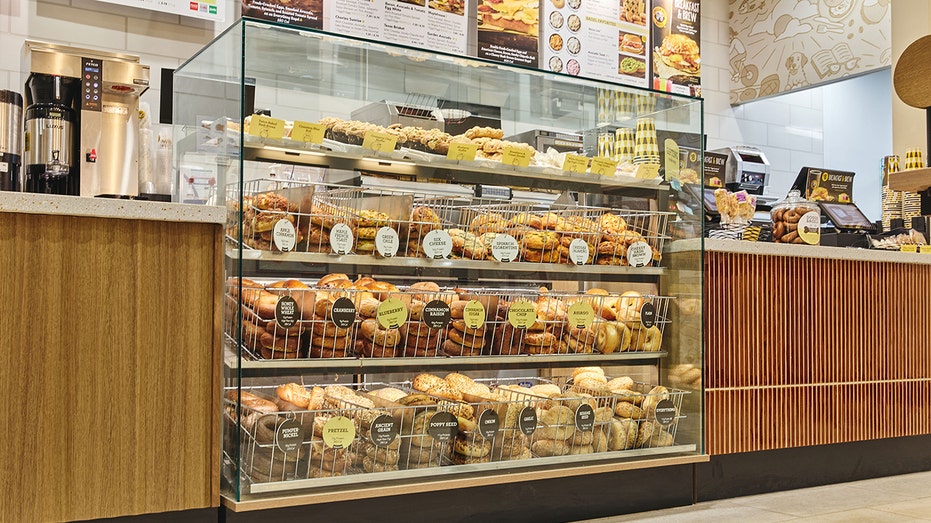 تخطط شركة Einstein Bros. Bagels لتوسع كبير على المستوى الوطني حيث تتطلع الشركة إلى الاستفادة من الطلب المتزايد في فئة الإفطار.