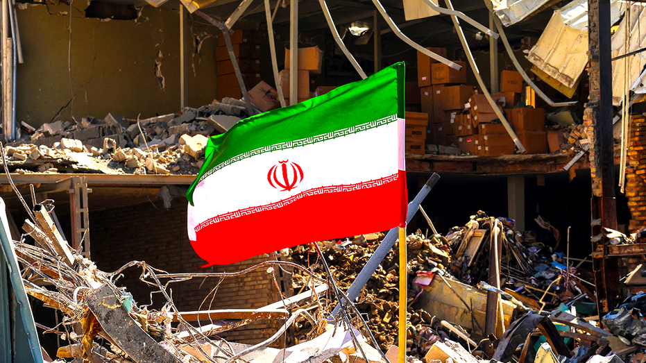 علم إيران وسط الركام والحطام