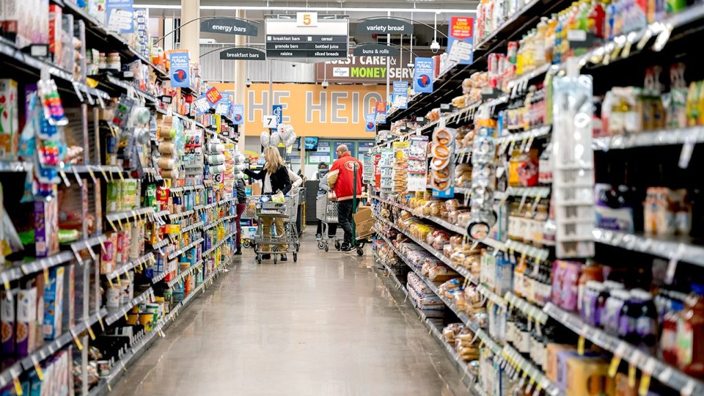 تتفوق سلسلة بقالة كبرى على Walmart وAldi في حرب الأسعار بينما يبحث المتسوقون عن الراحة عند الخروج