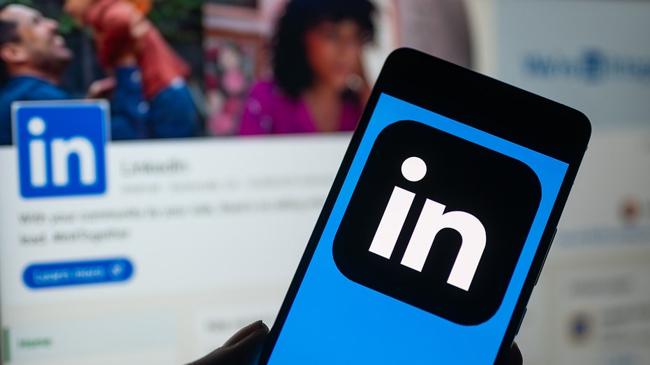 شعار LinkedIn على الهاتف الذكي
