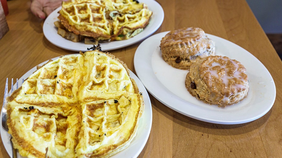 يتم تقديم الفطائر والبسكويت المزجج في Maple Street Biscuit Co.