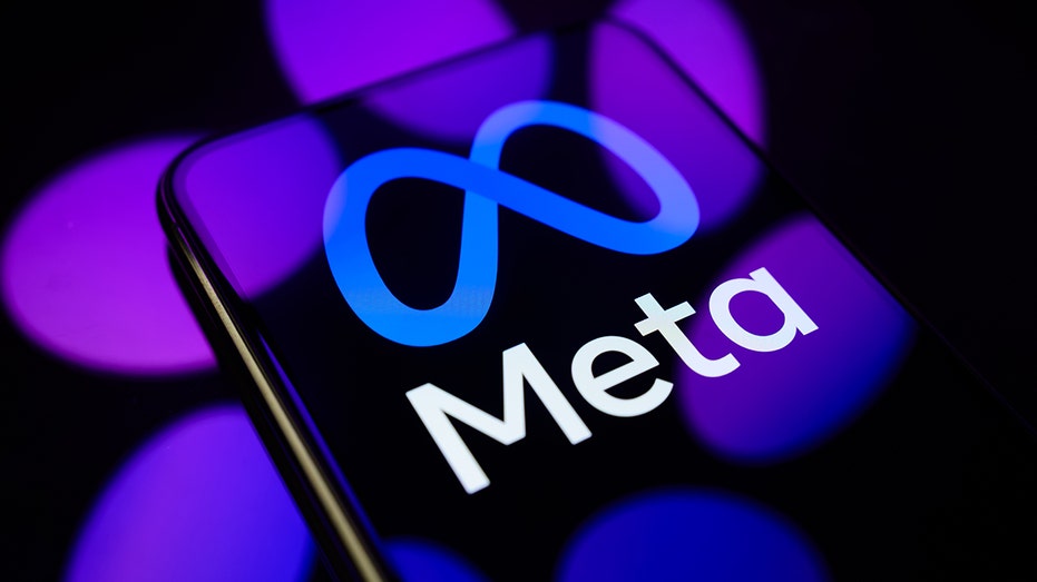 يتم عرض شعار Meta على شاشة الهاتف الذكي