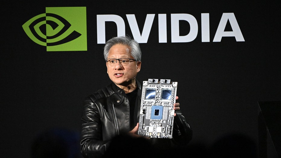 الرئيس التنفيذي لشركة Nvidia Jensen Huang يحمل الشريحة