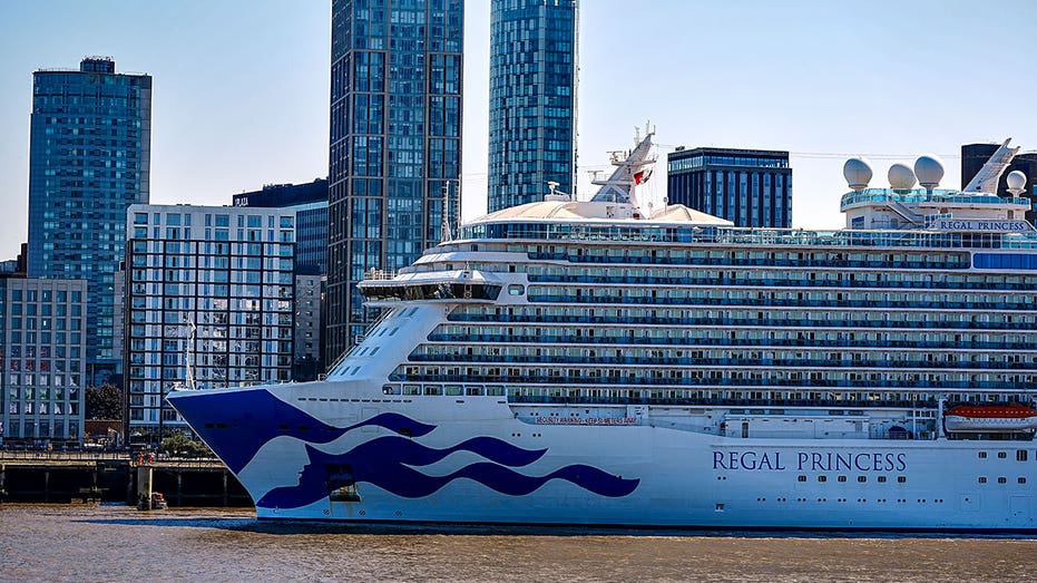 رست Regal Princess مع ناطحات السحاب في الخلفية