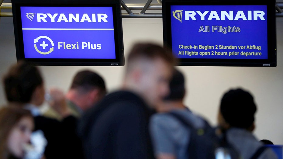 الركاب عند بوابة محطة Ryanair