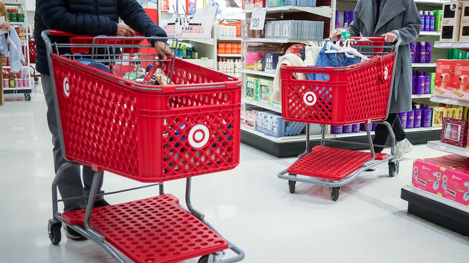 المتسوقون يدفعون عربات التسوق في متجر Target