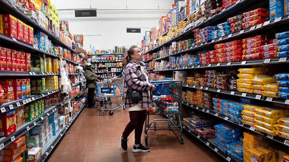 ينظر المتسوق إلى ملفات تعريف الارتباط في متجر Walmart