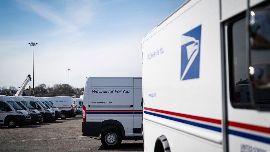اصطفت شاحنات USPS