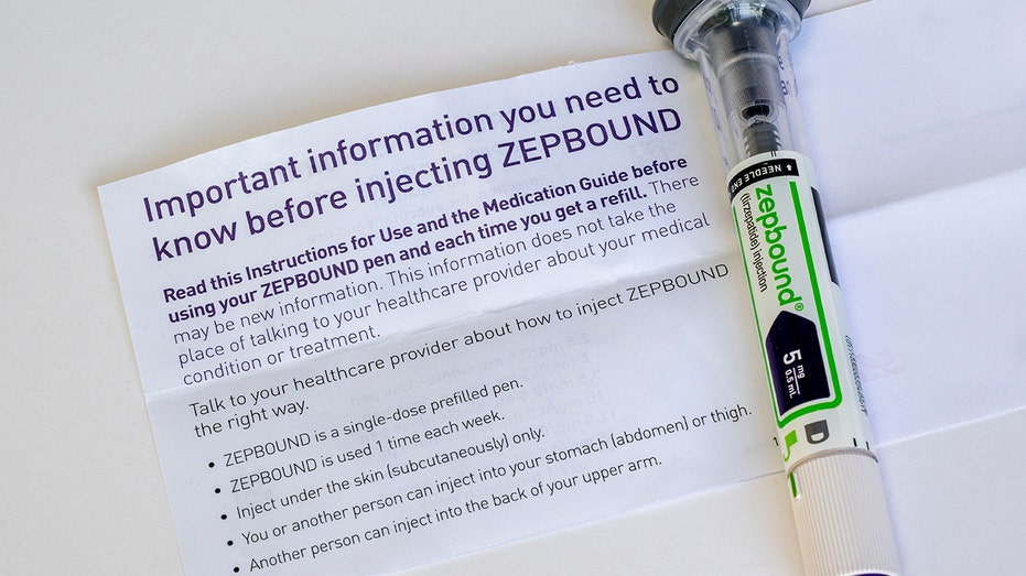 صورة توضيحية لـ Zepbound مع ورقة تعليمات على خلفية بيضاء. وهو دواء عن طريق الحقن يستخدم لإدارة الوزن المزمن