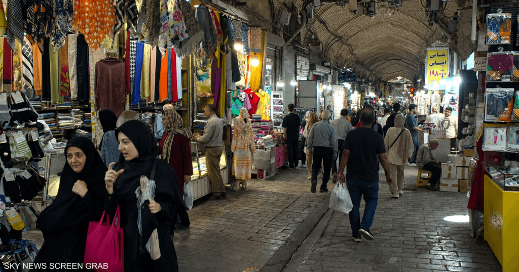 أزمة كهرباء الأحواز.. مربي دواجن يحاول إحراق نفسه