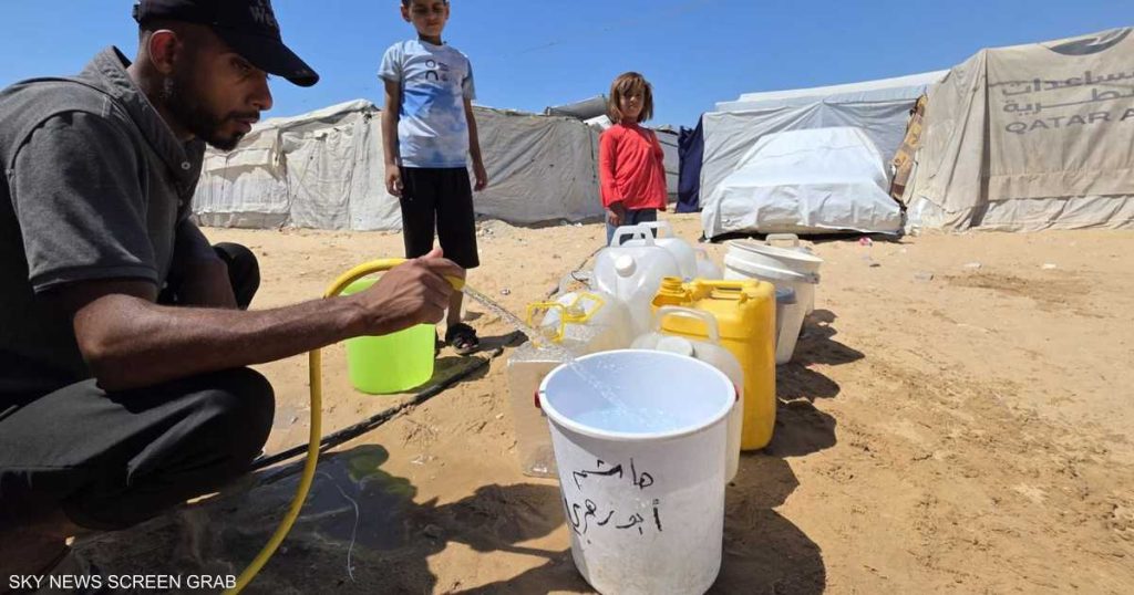 من الحفرة إلى الخيمة.. رحلة الغزيين خلف قطرة ماء