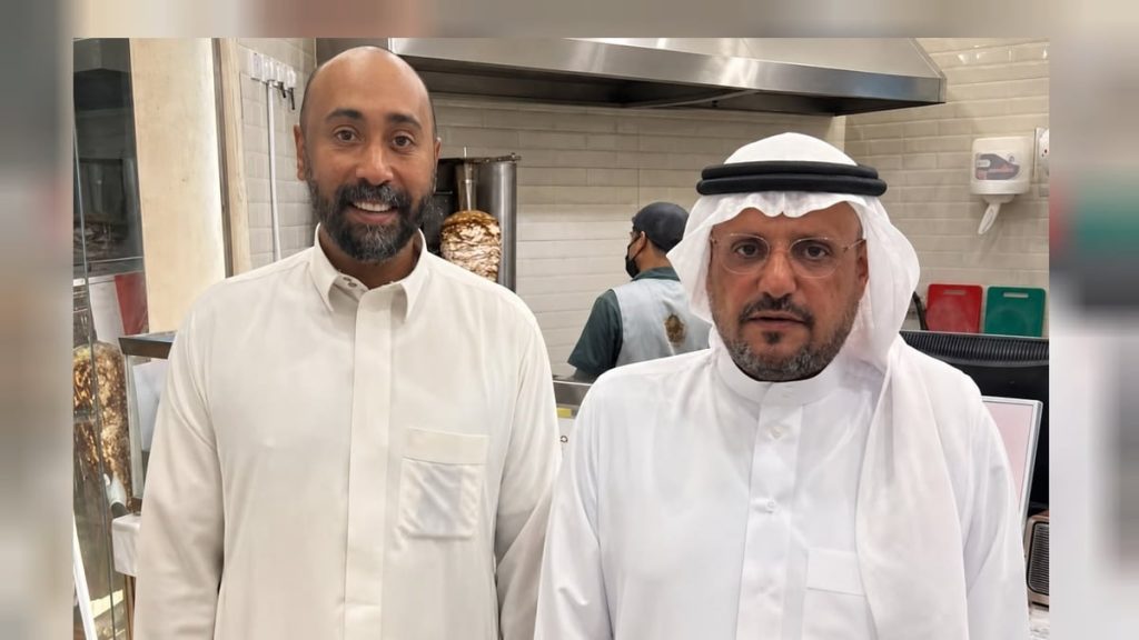 نائب أمير القصيم يفاجئ الشاب أيمن صالح بزيارة مطعمه في عنيزة