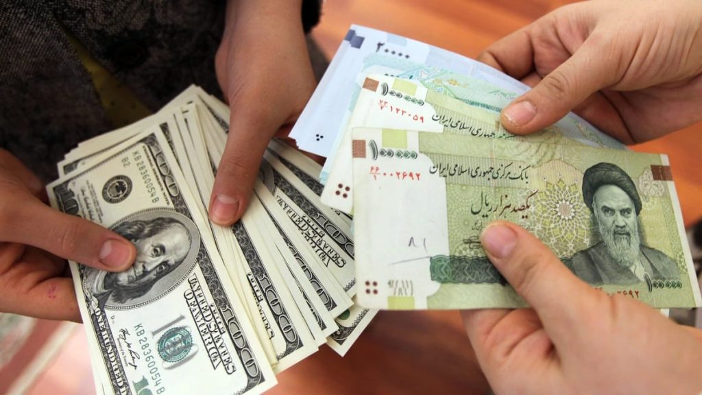 تراجع تاريخي للعملة الإيرانية.. الدولار يتخطى 200 ألف تومان