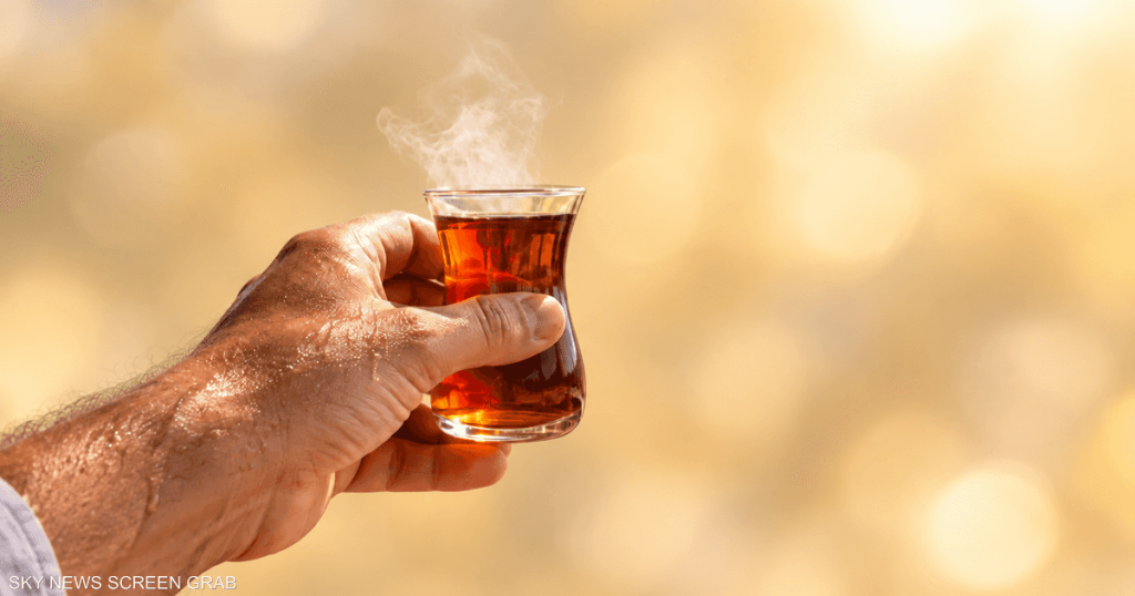هل يبردك الشاي الساخن في الحر؟.. العلم يجيب