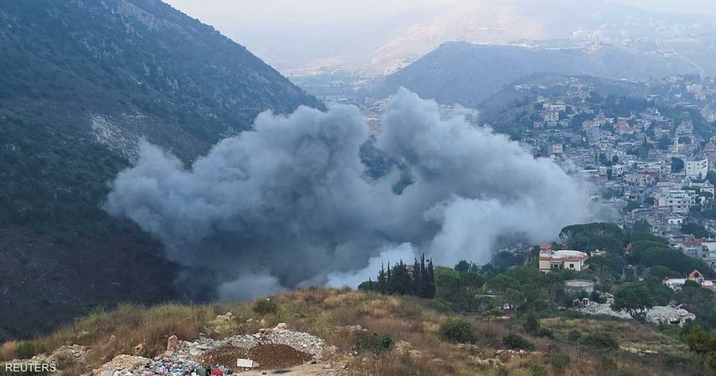 إسرائيل تقصف مناطق جنوبي لبنان.. وتتأهب لتحذير محتمل