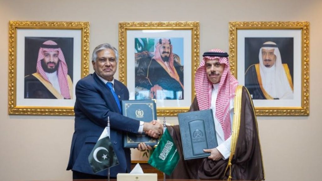 وزير الخارجية يوقع مع نظيره الباكستاني اتفاقية الإعفاء المتبادل من التأشيرات لحاملي الجوازات الدبلوماسية والخاصة